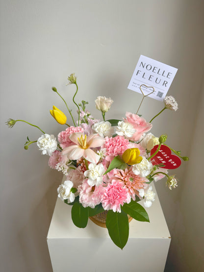 "Elegant Embrace" Fresh Flower Basket (Mother's Day’25)